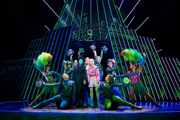 Photos: Get A First Look At The New Non-Replica Production of WICKED in Hamburg Image