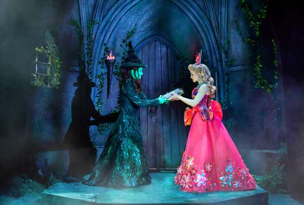 Photos: Get A First Look At The New Non-Replica Production of WICKED in Hamburg Image