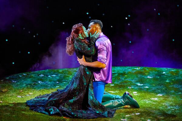 Photos: Get A First Look At The New Non-Replica Production of WICKED in Hamburg Image