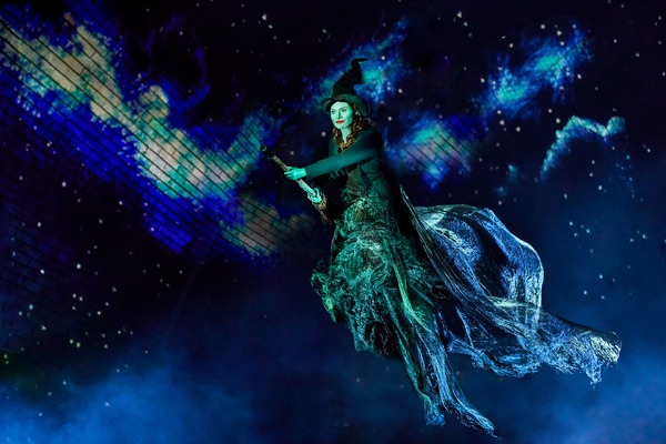 Photos: Get A First Look At The New Non-Replica Production of WICKED in Hamburg 