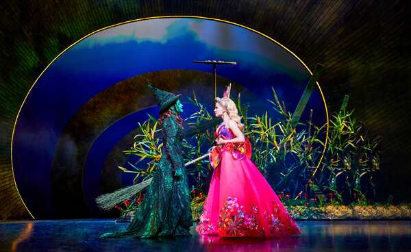 Photos: Get A First Look At The New Non-Replica Production of WICKED in Hamburg Image