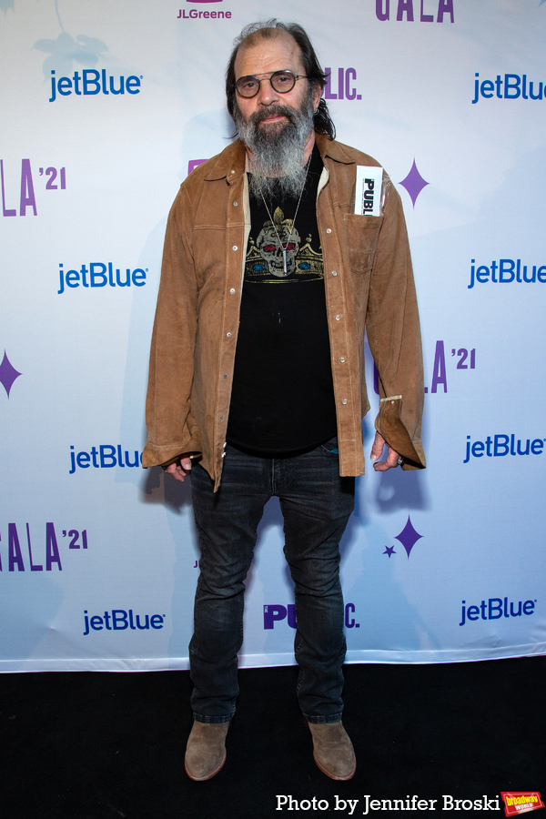 Photos: Ari'el Stachel, Reeve Carney, Eva Noblezada and More Attend the Public Theater 2021 Gala Image