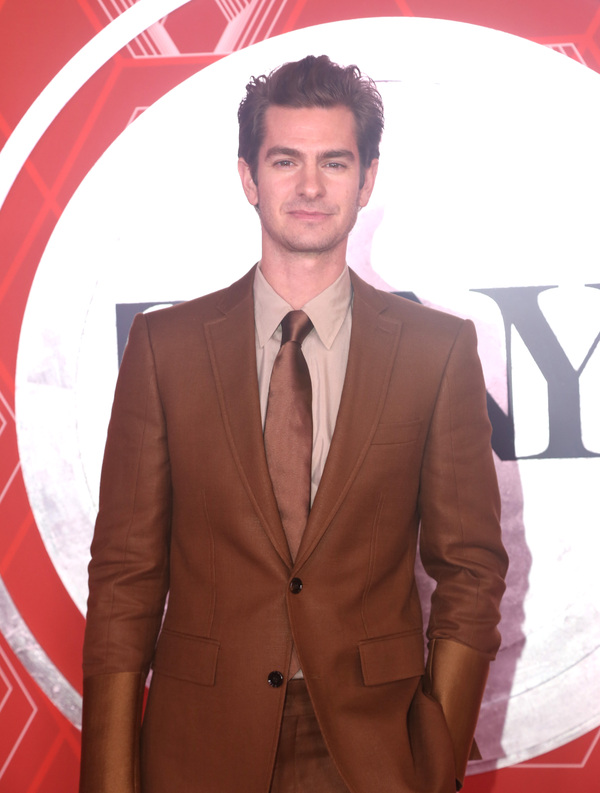 Photos: Stars Come Out to Celebrate on the Tony Awards Red Carpet! Image
