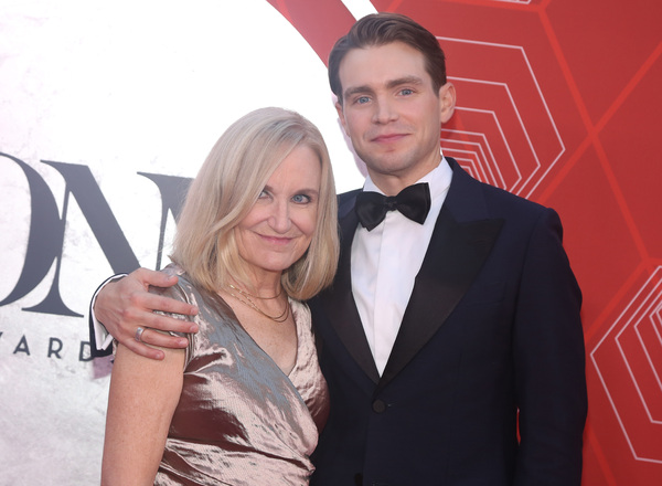 Photos: Stars Come Out to Celebrate on the Tony Awards Red Carpet! Image