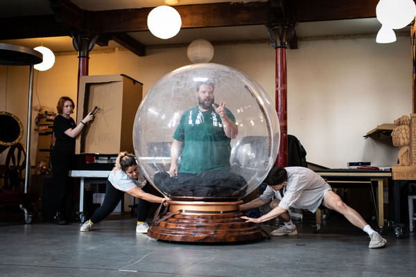 Photos: In Rehearsal For MAGIC GOES WRONG at the Apollo Theatre Image
