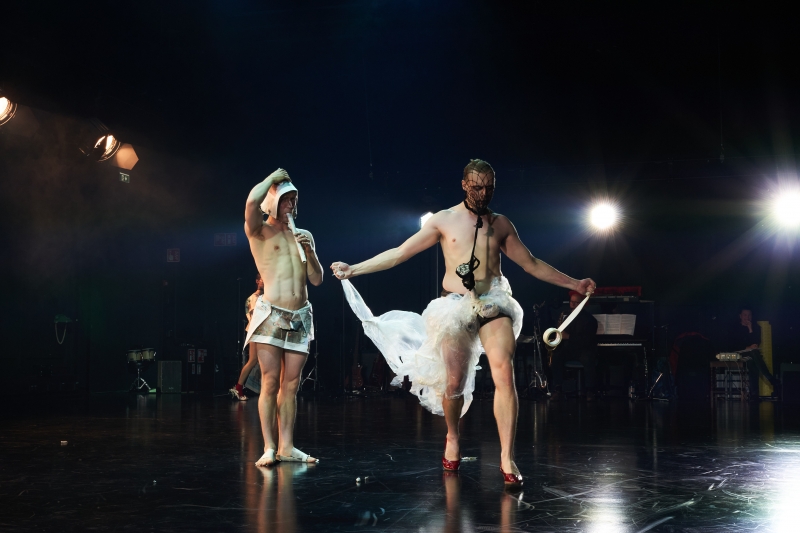 Arvio ja haastettelu: window clo­sed. sad, big cri­sis, i want to dance. plea­se let me in Image