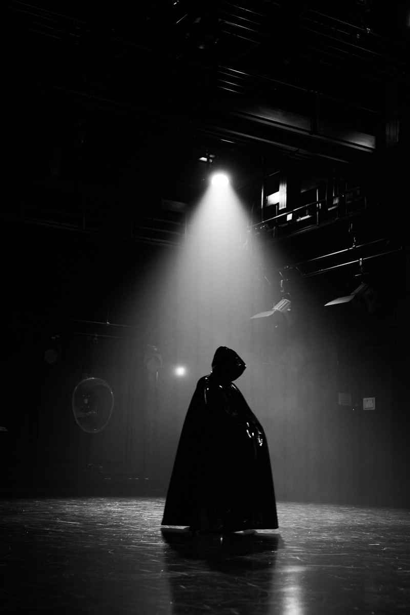 Arvio ja haastettelu: window clo­sed. sad, big cri­sis, i want to dance. plea­se let me in Image