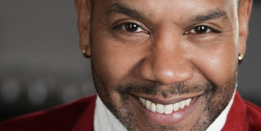Darius de Haas Releases Holiday Single, 'Let Me Carry You This Christmas' Photo
