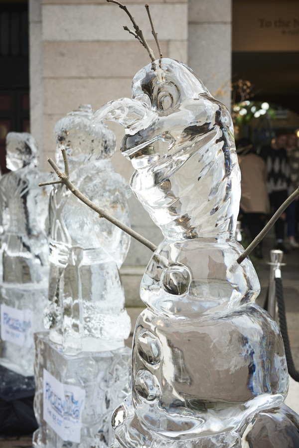 Photos: FROZEN and its Stars Take Over Covent Garden Image