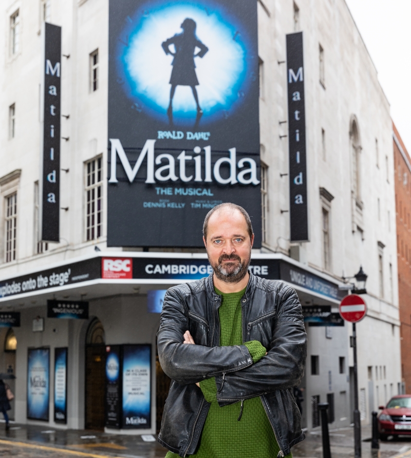 Feature: KEES BOOT SPEELT JUF BULSTRONK IN INTERNATIONAAL BEKROONDE MATILDA DE MUSICAL!  Image