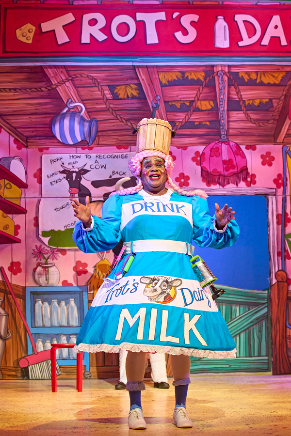 Photos: See Clive Rowe & More in JACK AND THE BEANSTALK at Hackney Empire Image