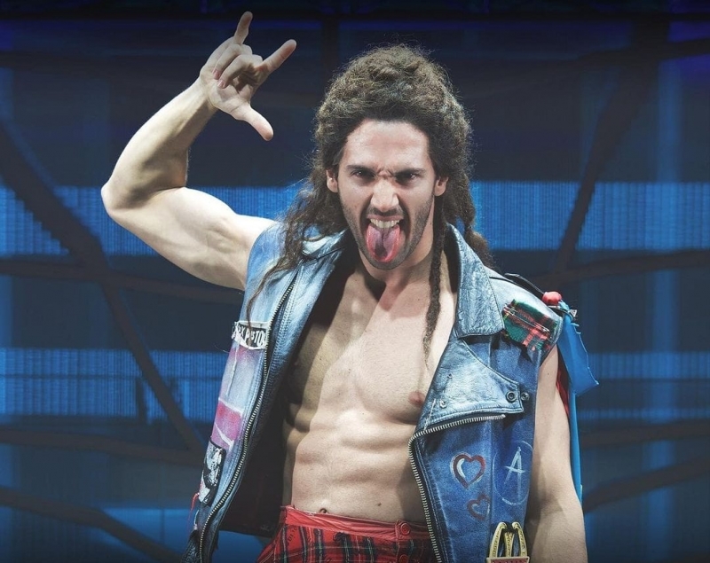 abbracciavento in costume per we will rock you il musical