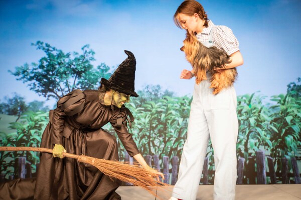 The Wicked Witch (Stephanie Leeper) & Dorothy (Jolee Zamira) Photo
