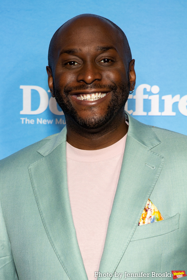 Photos: On the Opening Night Red Carpet for MRS. DOUBTFIRE Image