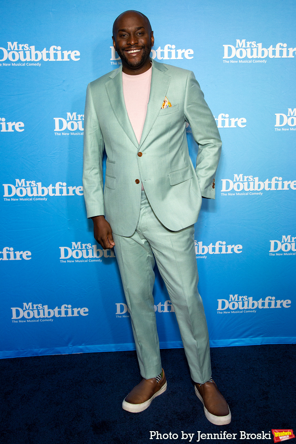 Photos: On the Opening Night Red Carpet for MRS. DOUBTFIRE Image