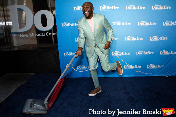 Photos: On the Opening Night Red Carpet for MRS. DOUBTFIRE Image