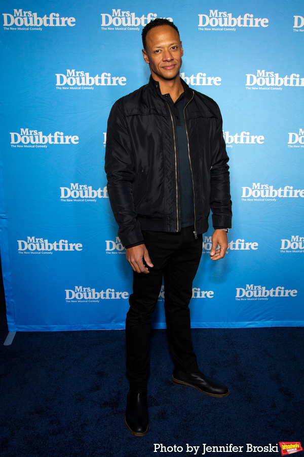 Photos: On the Opening Night Red Carpet for MRS. DOUBTFIRE Image