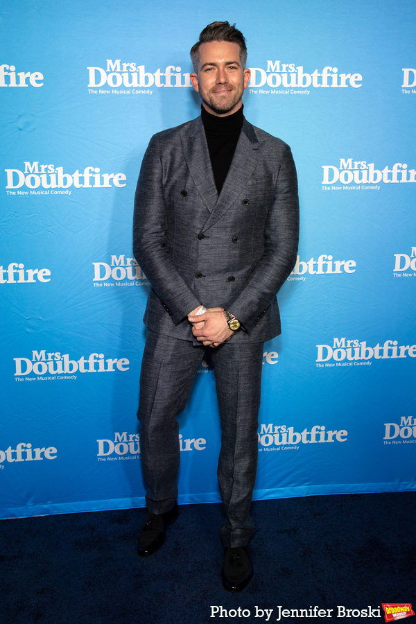 Photos: On the Opening Night Red Carpet for MRS. DOUBTFIRE Image