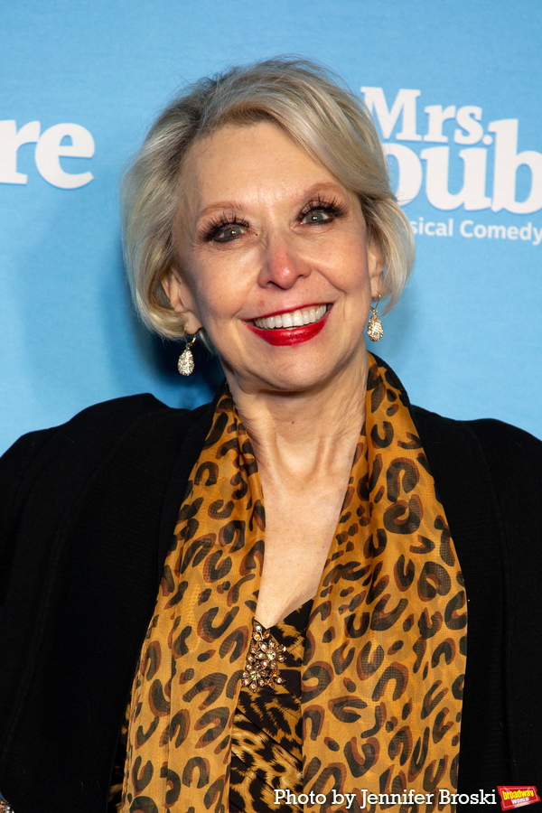Photos: On the Opening Night Red Carpet for MRS. DOUBTFIRE Image