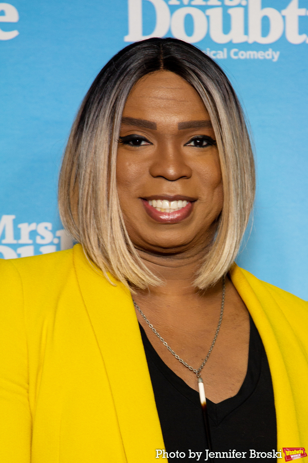 Photos: On the Opening Night Red Carpet for MRS. DOUBTFIRE Image