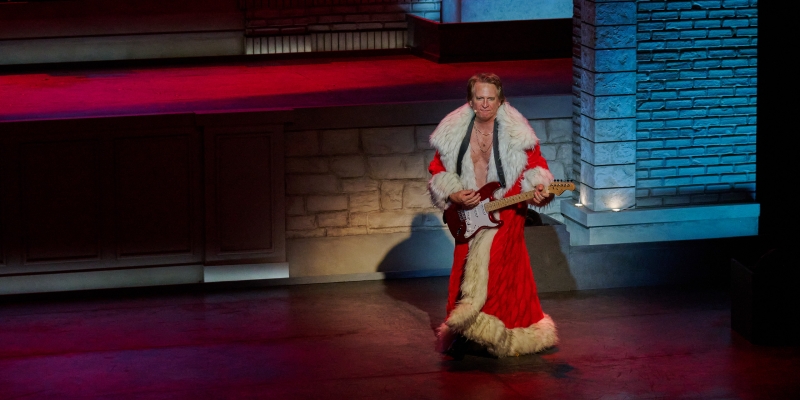 BWW Review: LOVE ACTUALLY LIVE Sparkles Like a Tree Full of Ornaments on Christmas Eve 