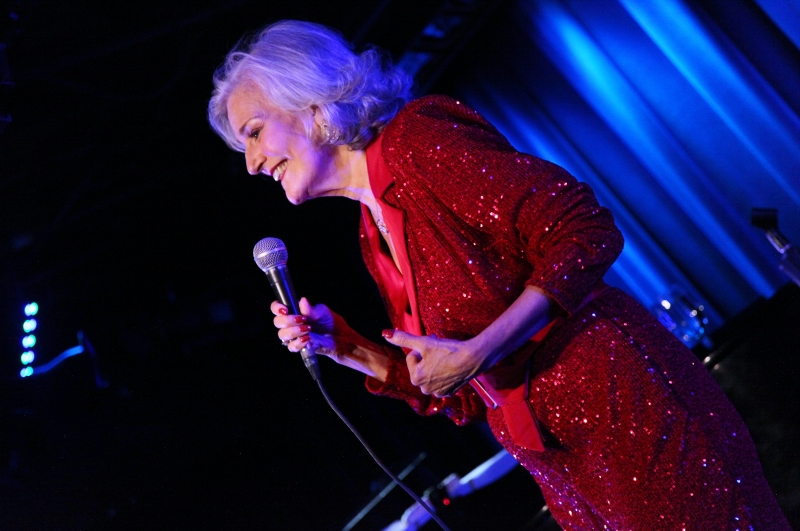 BWW Review: Karen Mason CHRISTMAS! CHRISTMAS! CHRISTMAS! at The Laurie Beechman Theatre Is A Holiday Must 
