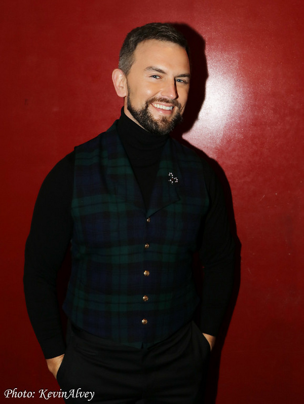 Photos: Daniel Reichard Brings A Merry LET'S CHRISTMAS To Birdland! Image