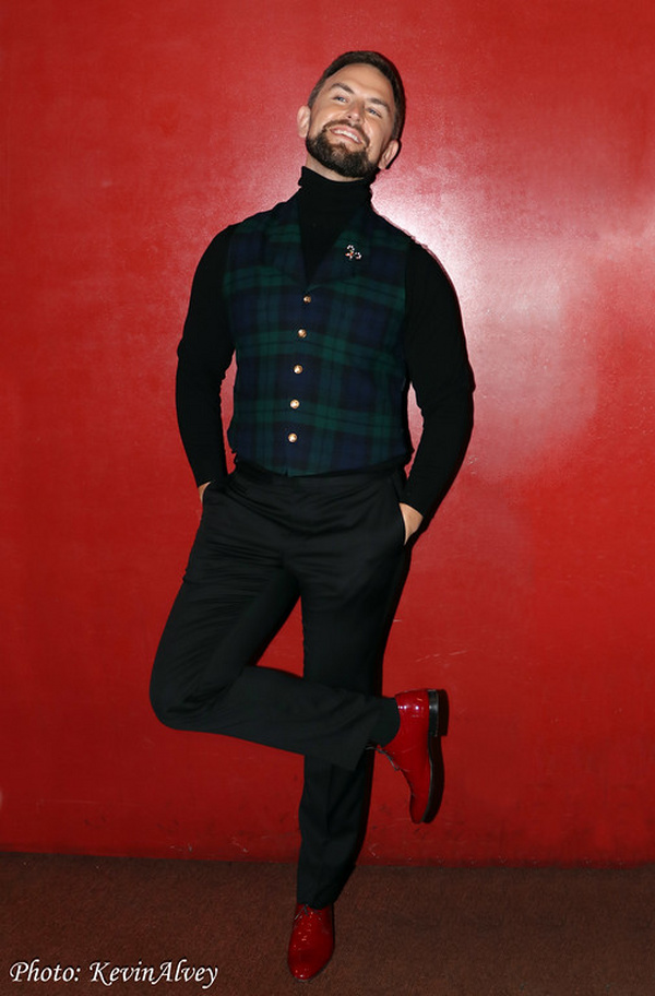Photos: Daniel Reichard Brings A Merry LET'S CHRISTMAS To Birdland! Image