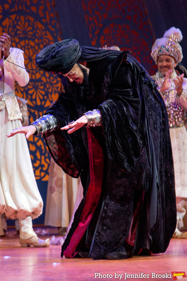 Photos: Jonathan Freeman Takes Final Bows In ALADDIN Image