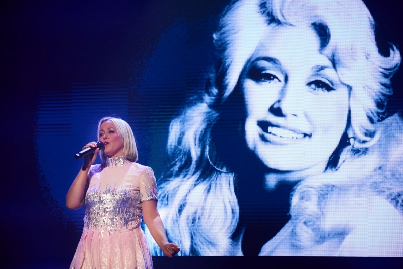 Review: DOLLY OG MEG at Christiania Teater – Hanne Sørvaag Gives a Truly Impressive Power Belting Love Letter to Dolly Parton 