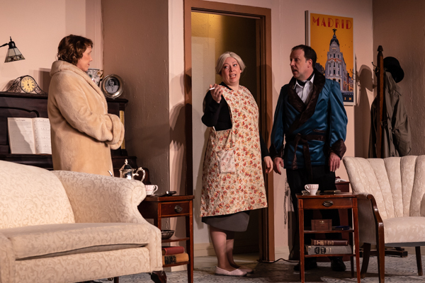 Photos: First look at Curtain Players' PRESENT LAUGHTER Image