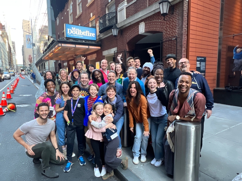 PHOTO: MRS. DOUBTFIRE Cast Reunites at the Sondheim Theatre Image