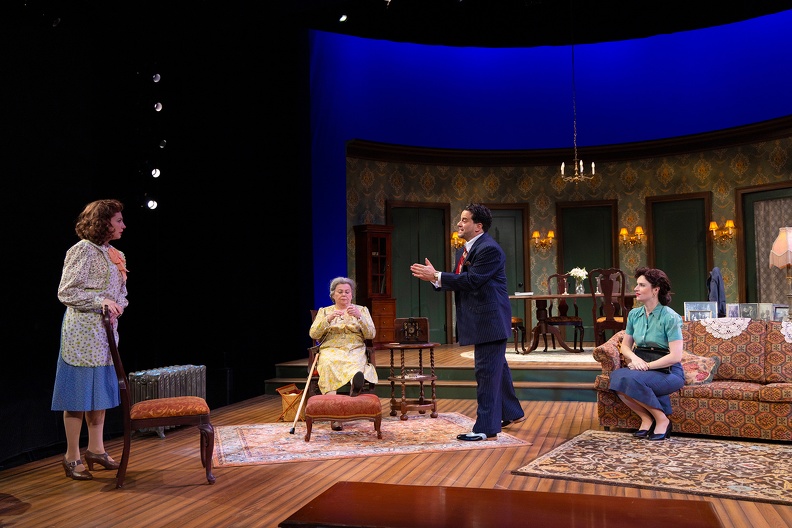 Review: LOST IN YONKERS at Hartford Stage Image
