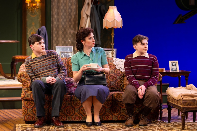 Review: LOST IN YONKERS at Hartford Stage Image