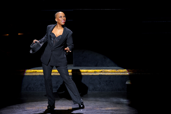 Photos: First Look at Pamela Anderson, Lana Gordon & More in CHICAGO Image