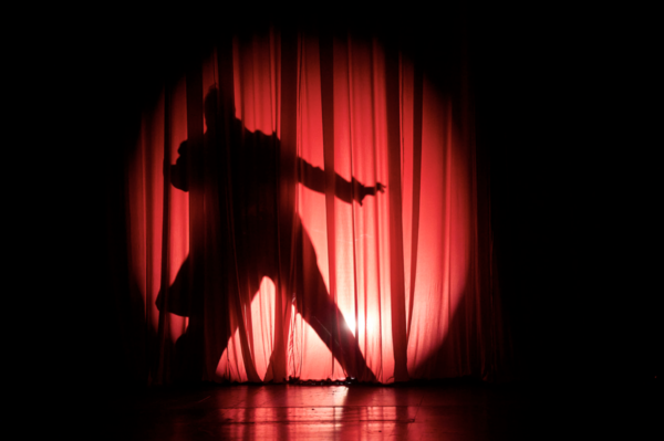 Photos: Inside Look at Great Lakes Theater's THE 39 STEPS Image