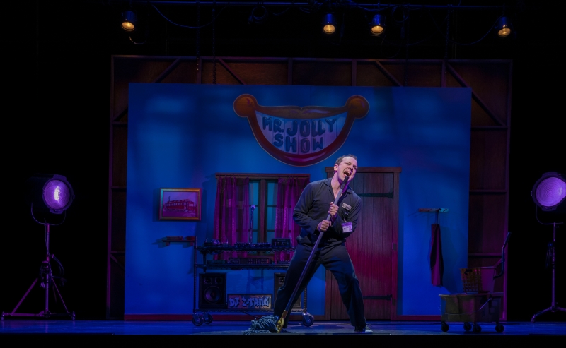 Interview: How MRS. DOUBTFIRE Star Rob McClure Is Throwing Audiences for a 'Loop' Image