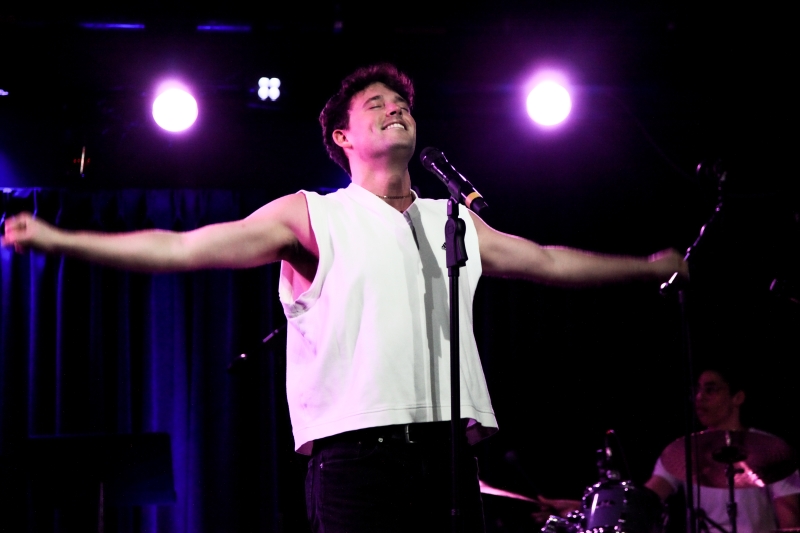 BWW Review: Ry Armstrong Conveys The Gender Queer Aesthetic With A Few Friends, Some Fab Tunes, & A Whole Lot Of Pronouns In (THEY // SHE // HE) At The Green Room 42 