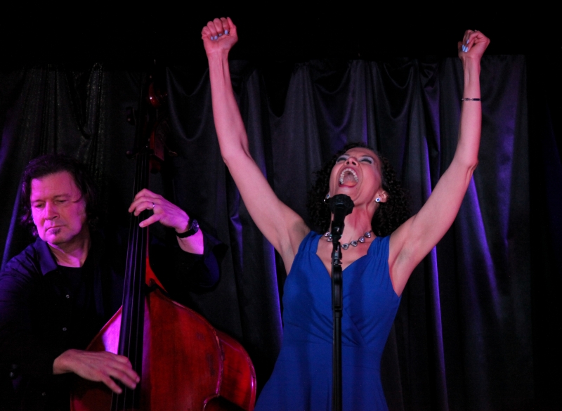Review: Leslee Warren Performs Eye-Opening ME MYSELF & EYE: SONGS FROM A NEARSIGHTED GIRL at Pangea Image