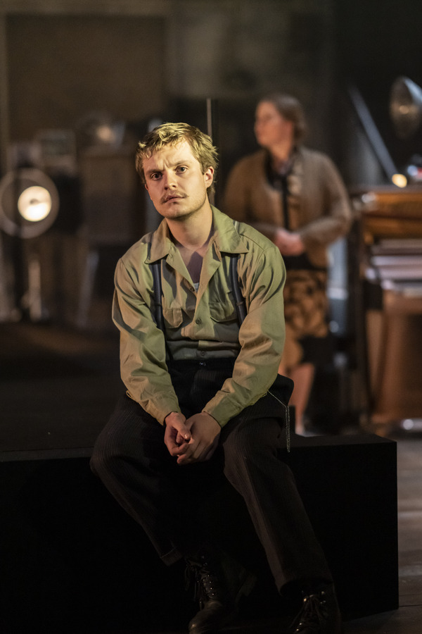Photos: First Look at Amy Adams and More in THE GLASS MENAGERIE Image