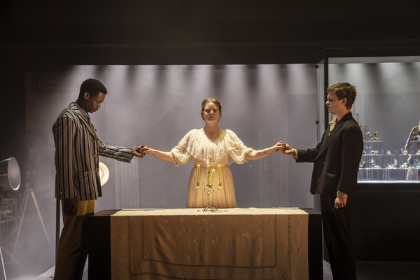 Photos: First Look at Amy Adams and More in THE GLASS MENAGERIE Image