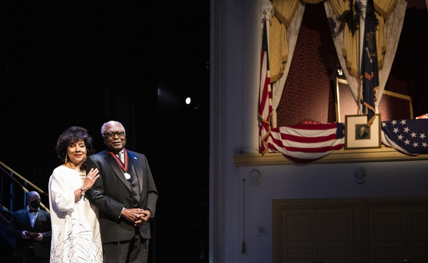 Phylicia Rashad and Lincoln Medalist The Honorable James E. Clyburn Photo