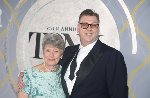 Photos: Broadway Stars Align on the 2022 Tony Awards Red Carpet Image