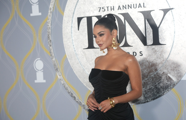 Photos: Broadway Stars Align on the 2022 Tony Awards Red Carpet Image