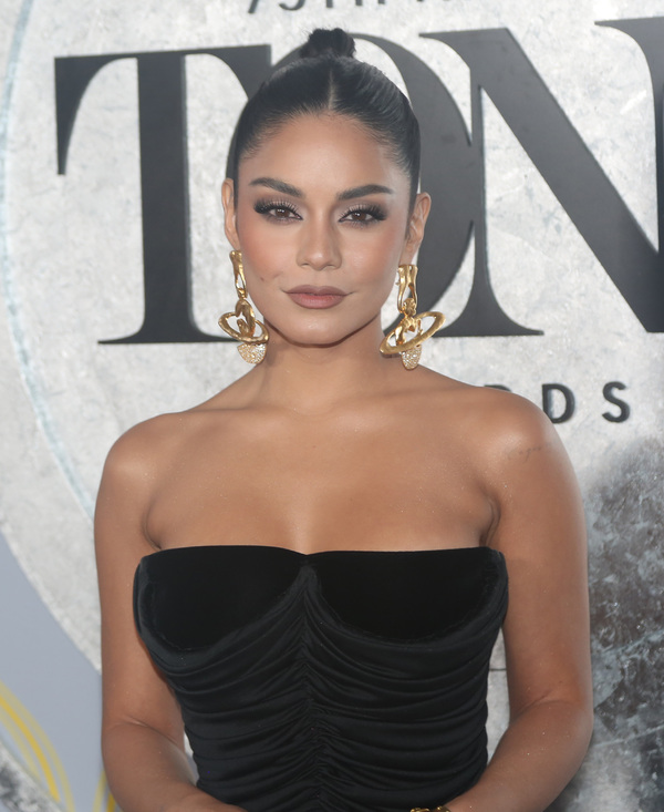 Photos: Broadway Stars Align on the 2022 Tony Awards Red Carpet Image