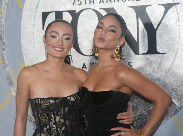 Photos: Broadway Stars Align on the 2022 Tony Awards Red Carpet Image