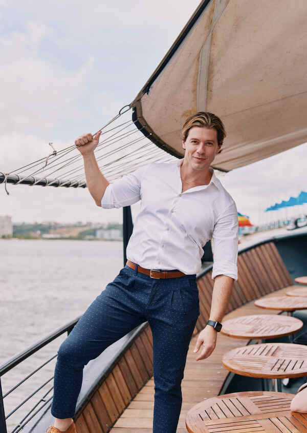 Photos: Meet the Cast of TITANIQUE In New Nautical Portraits Image