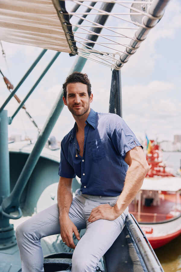 Photos: Meet the Cast of TITANIQUE In New Nautical Portraits Image