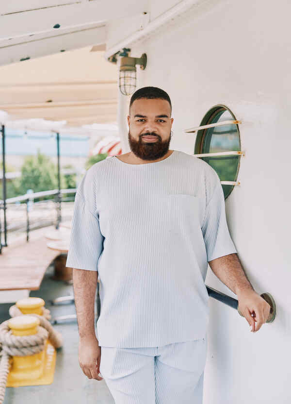 Photos: Meet the Cast of TITANIQUE In New Nautical Portraits Image
