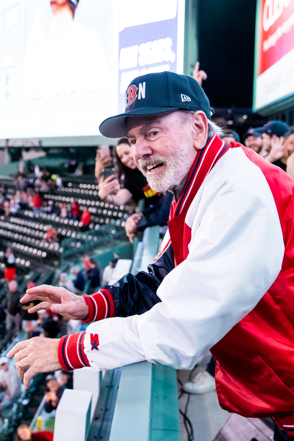 Photos & Video: Neil Diamond & the Cast of A BEAUTIFUL NOISE Perform 'Sweet Caroline' at the Red Sox Game Image